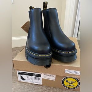 DR. MARTENS brand new
Black Audrick Chelsea Boots women US7